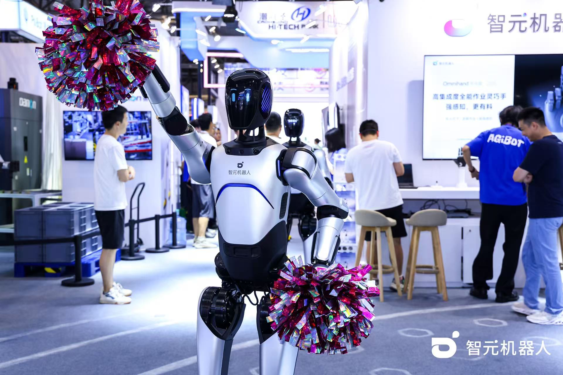 公海jcjc5500机器人 WAIC 首日展台火爆，机器人家族集体打工忙不停
